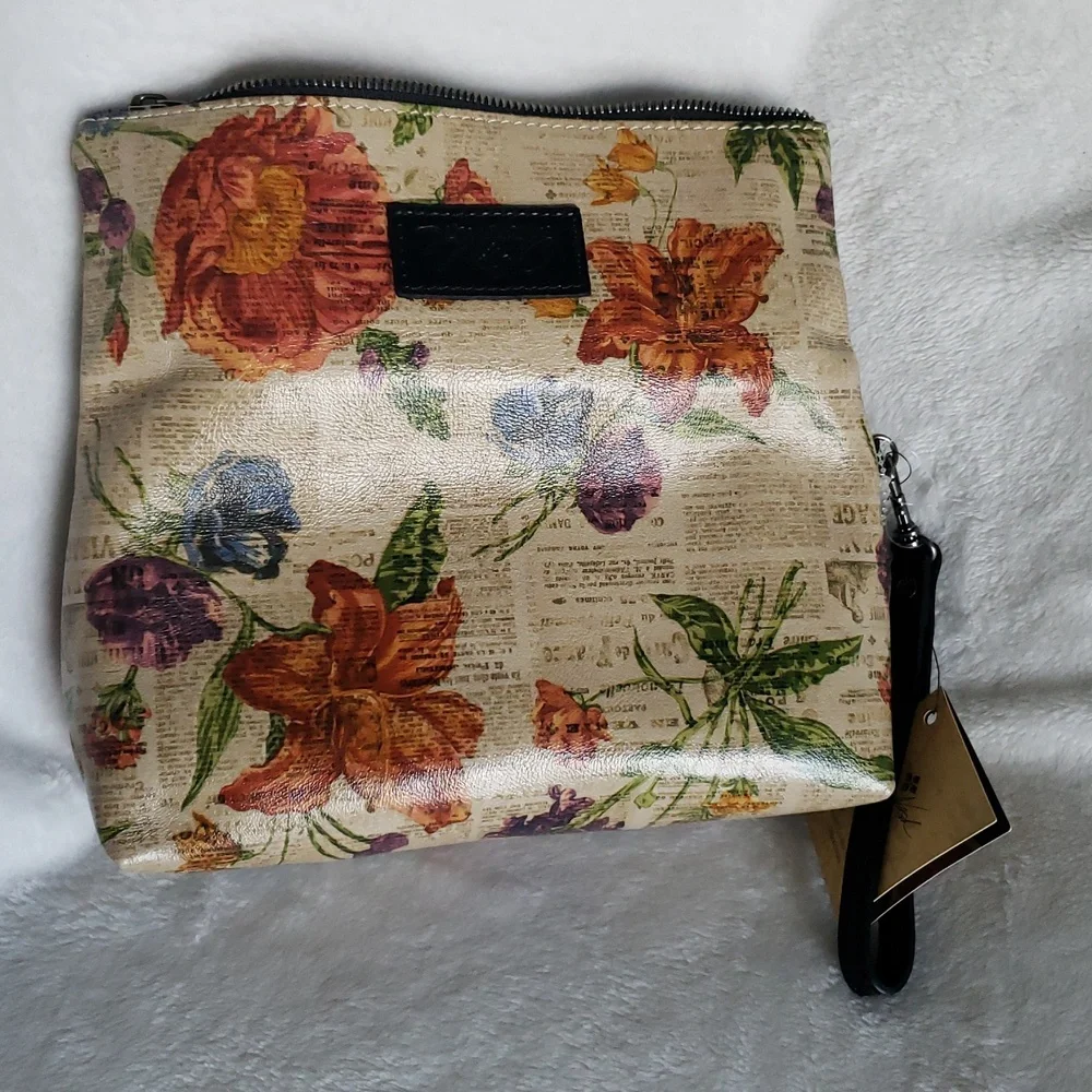 Patricia Nash Foldover Floral Leather Wristlet NWT.‎